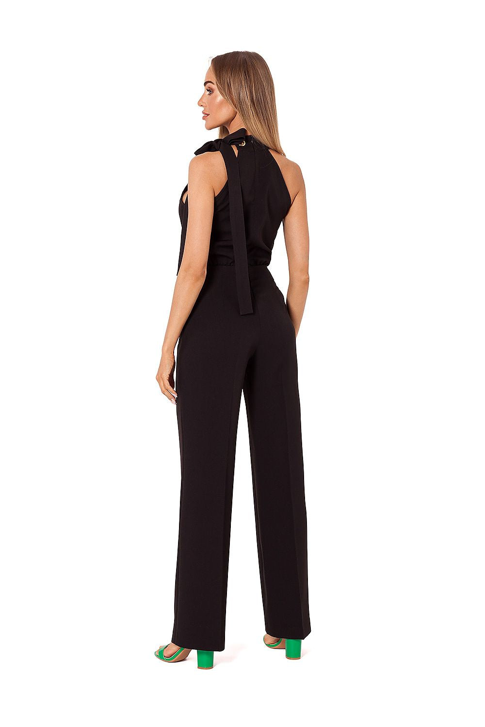 Stylish back view of an elegant black pantsuit by Moe, featuring a fashionable tie detail, designed for a sophisticated look and comfort.