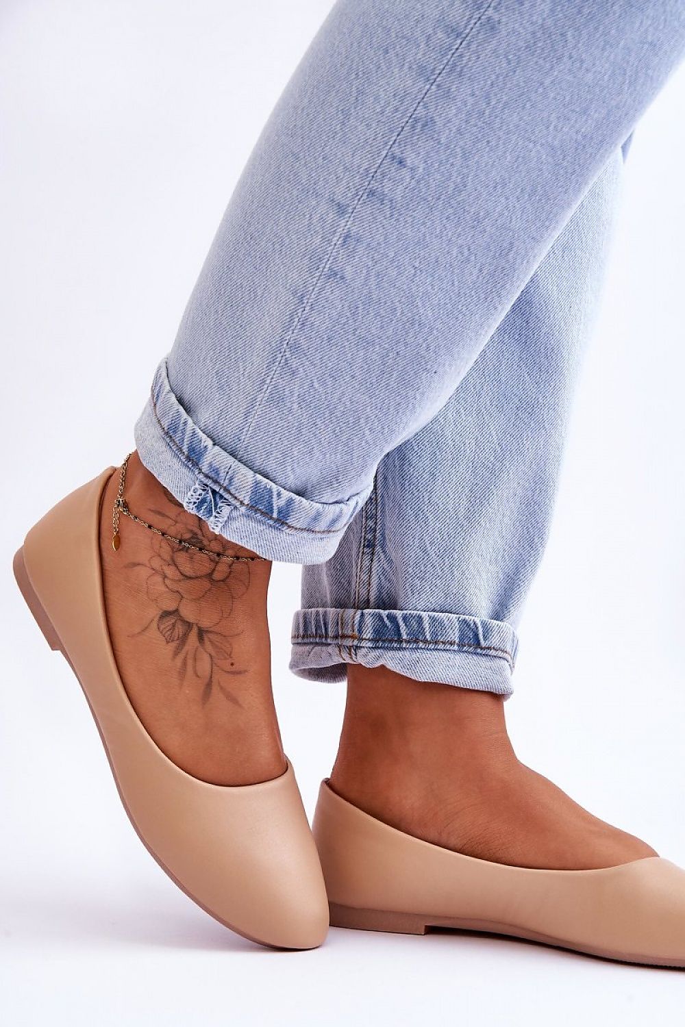 Step in Style elegant eco leather slip-on ballet flats with natural leather footbed, ideal for a sophisticated yet comfortable addition to any wardrobe.