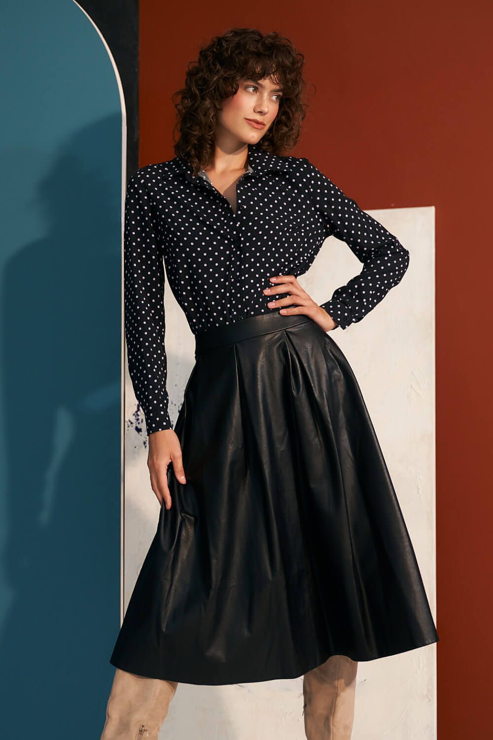 Back view of Nife's Luxury Midi Pleated Skirt in imitation leather, highlighting the zipper closure and exquisite craftsmanship for a premium look.