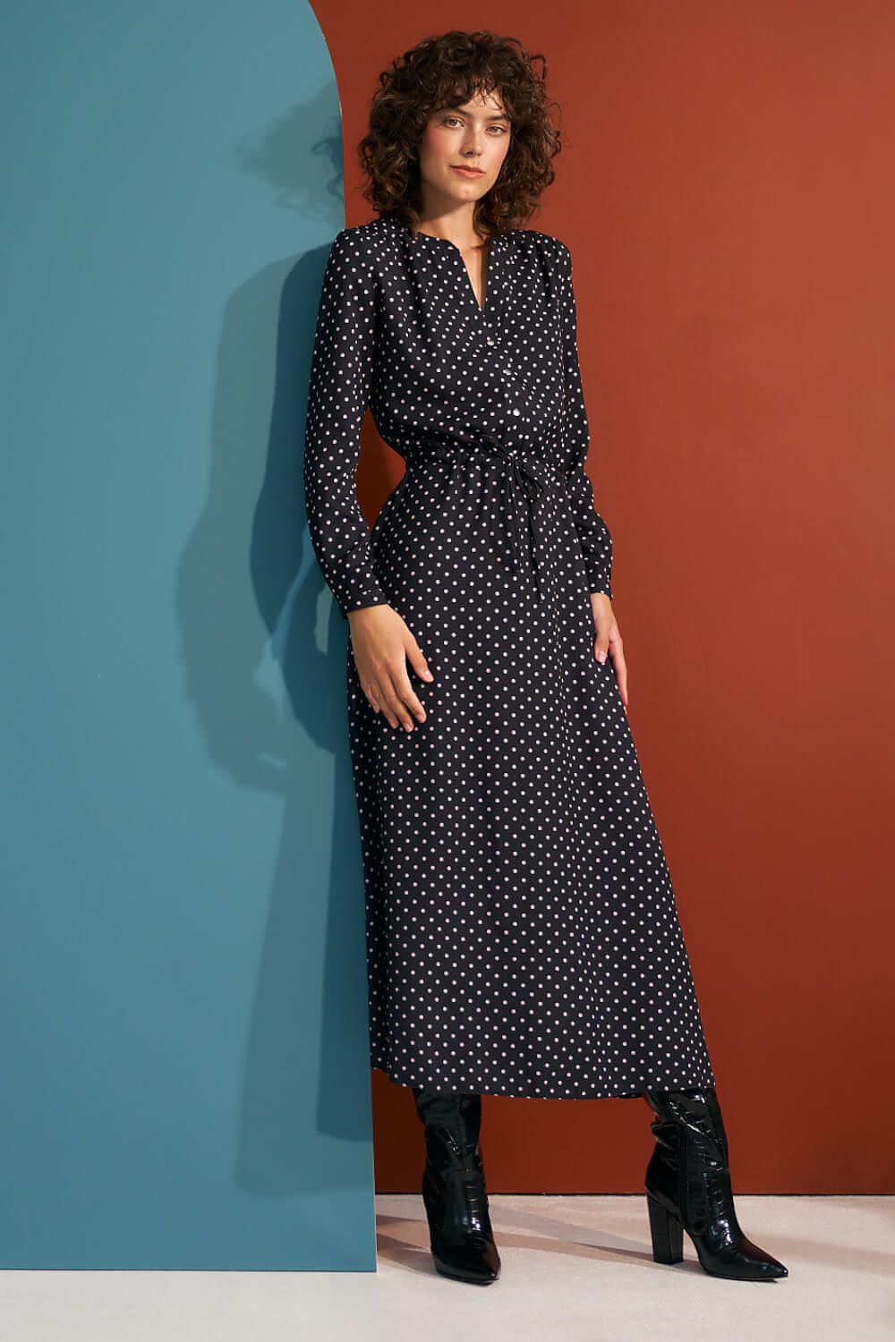 Timeless elegance of Nife's long dress with peas print, designed for versatility from office attire to evening events.
