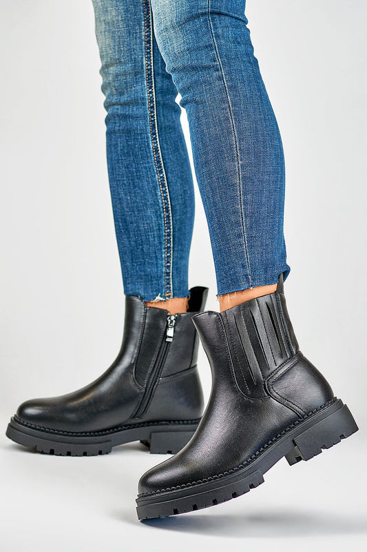 Fashionable black PRIMO bootie with a 4cm platform and eco-friendly leather, designed for comfort and elegance in colder seasons.