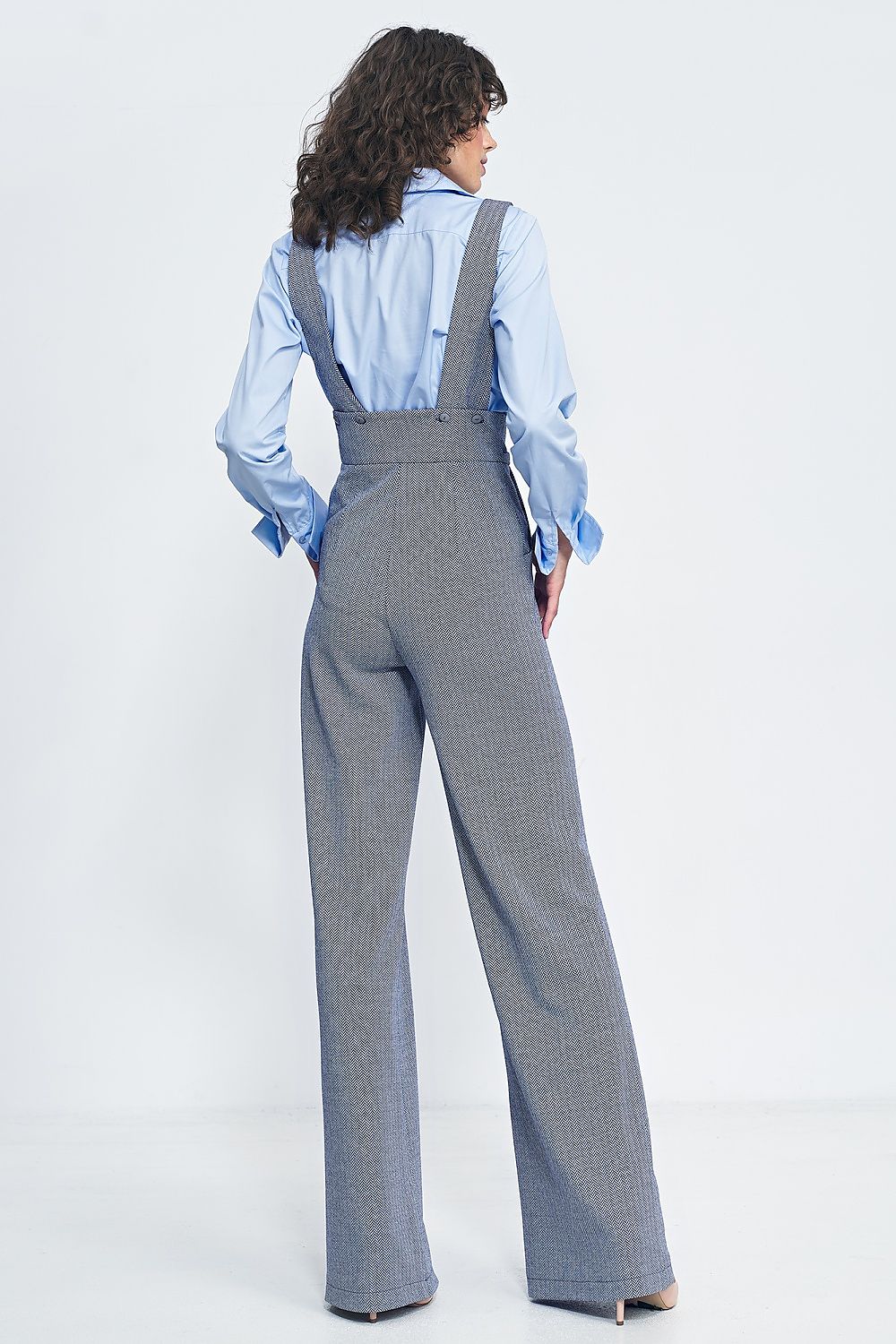 Elegant high-waisted jumpsuit by Nife featuring suspenders, wide legs, and practical pockets, showcasing a vintage-inspired style perfect for sophisticated fashion lovers.