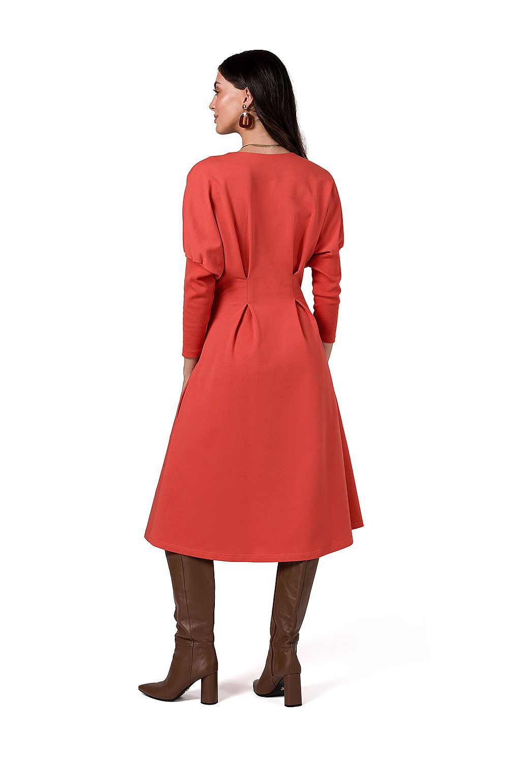A model wearing the BeWear day dress with pockets, demonstrating its versatile style and comfort in a sophisticated setting.