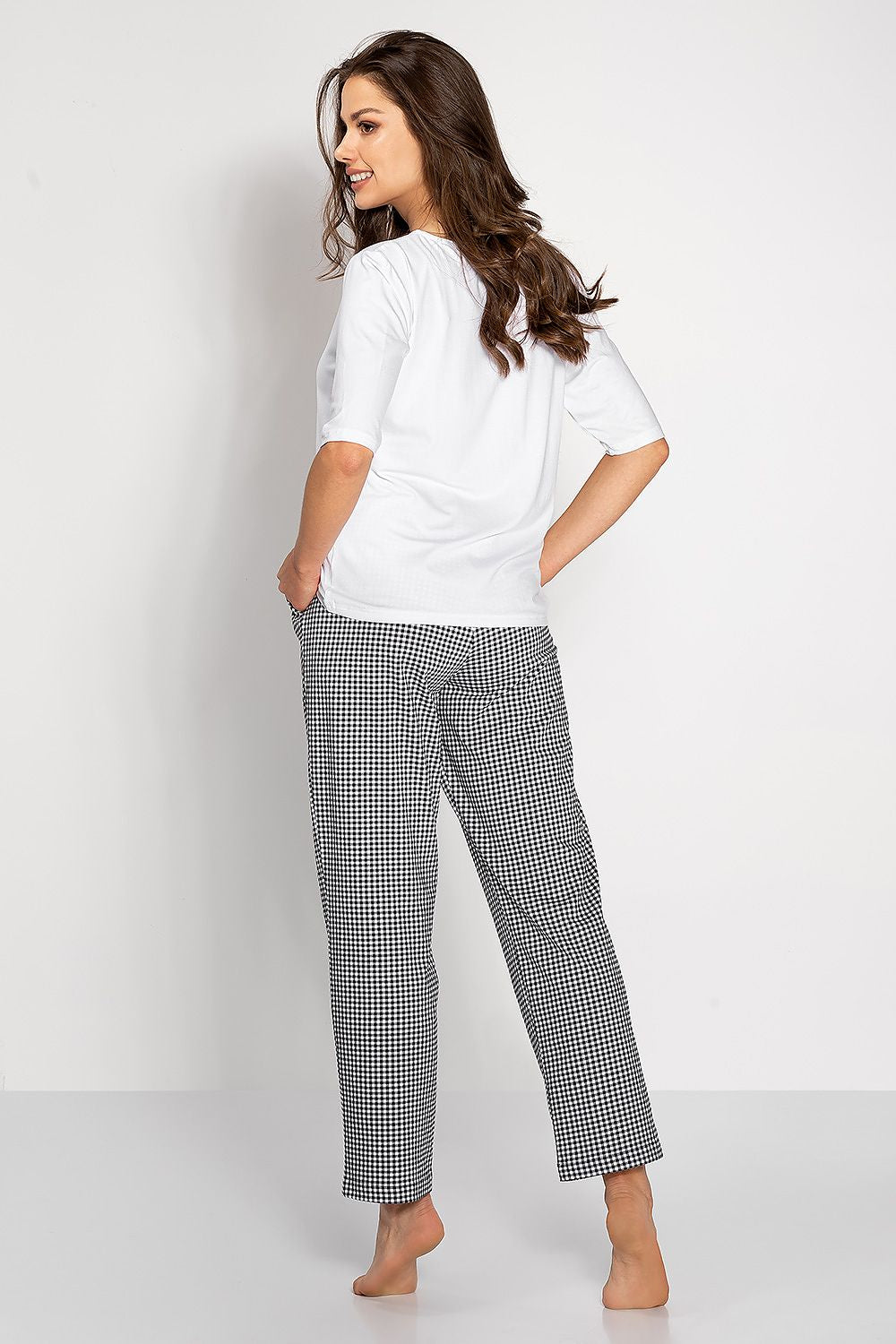 Luxurious oversized pants from Momenti Per Me's cotton pyjama set, highlighting elegant design details and functional pockets, perfect for stylish lounging.