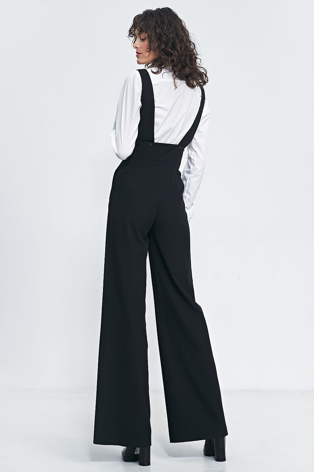 Luxurious Nife jumpsuit, featuring a flattering high-waisted silhouette and chic suspenders, balancing retro style and modern flair.