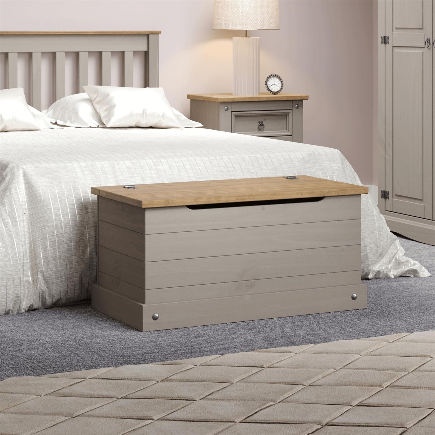 Luxurious Ottoman featuring a spacious storage compartment, ideal for keeping your living space tidy; elegant design suitable for any decor style.