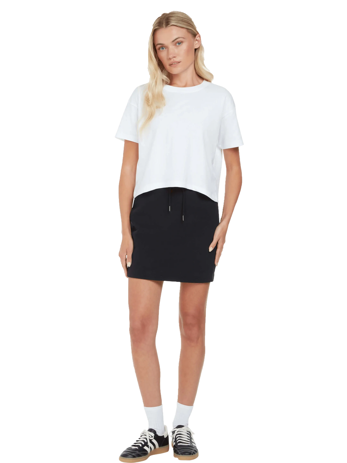 Luxurious organic cotton sweat skirt for women, showcasing its breathable fabric and flattering casual silhouette, perfect for versatile styling.