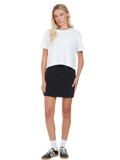 Luxurious organic cotton sweat skirt for women, showcasing its breathable fabric and flattering casual silhouette, perfect for versatile styling.