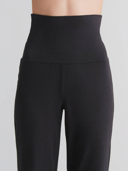 Luxury organic cotton leggings with a wide waistband, showcasing a comfortable fit for all sizes.