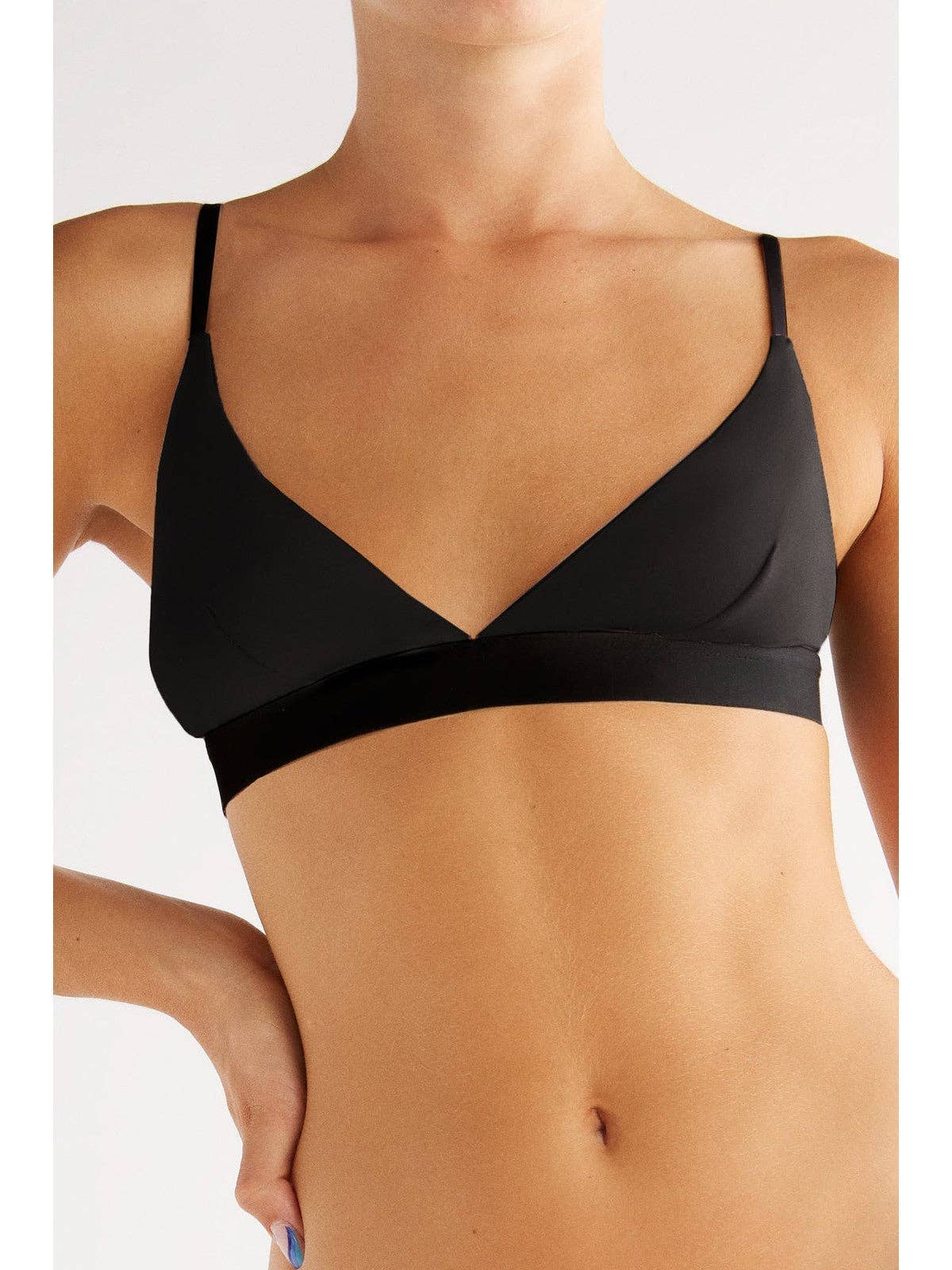 Fashionable and versatile women's bralette made from sustainable materials, perfect for leisure and active wear.