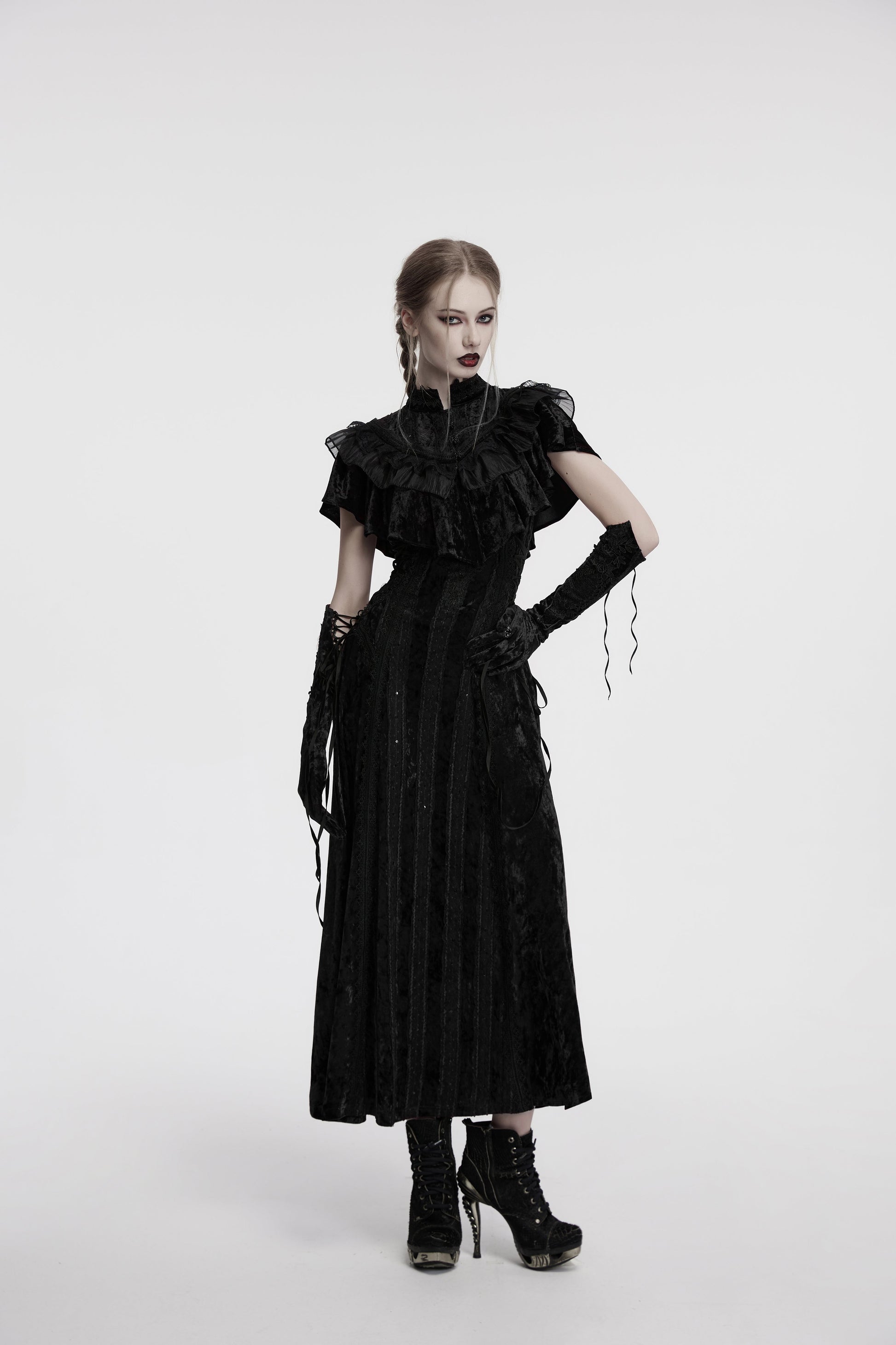 High lace-edged collar of the Punk Rave Elysia goth shawl, offering a refined and dramatic touch to Victorian-inspired attire.