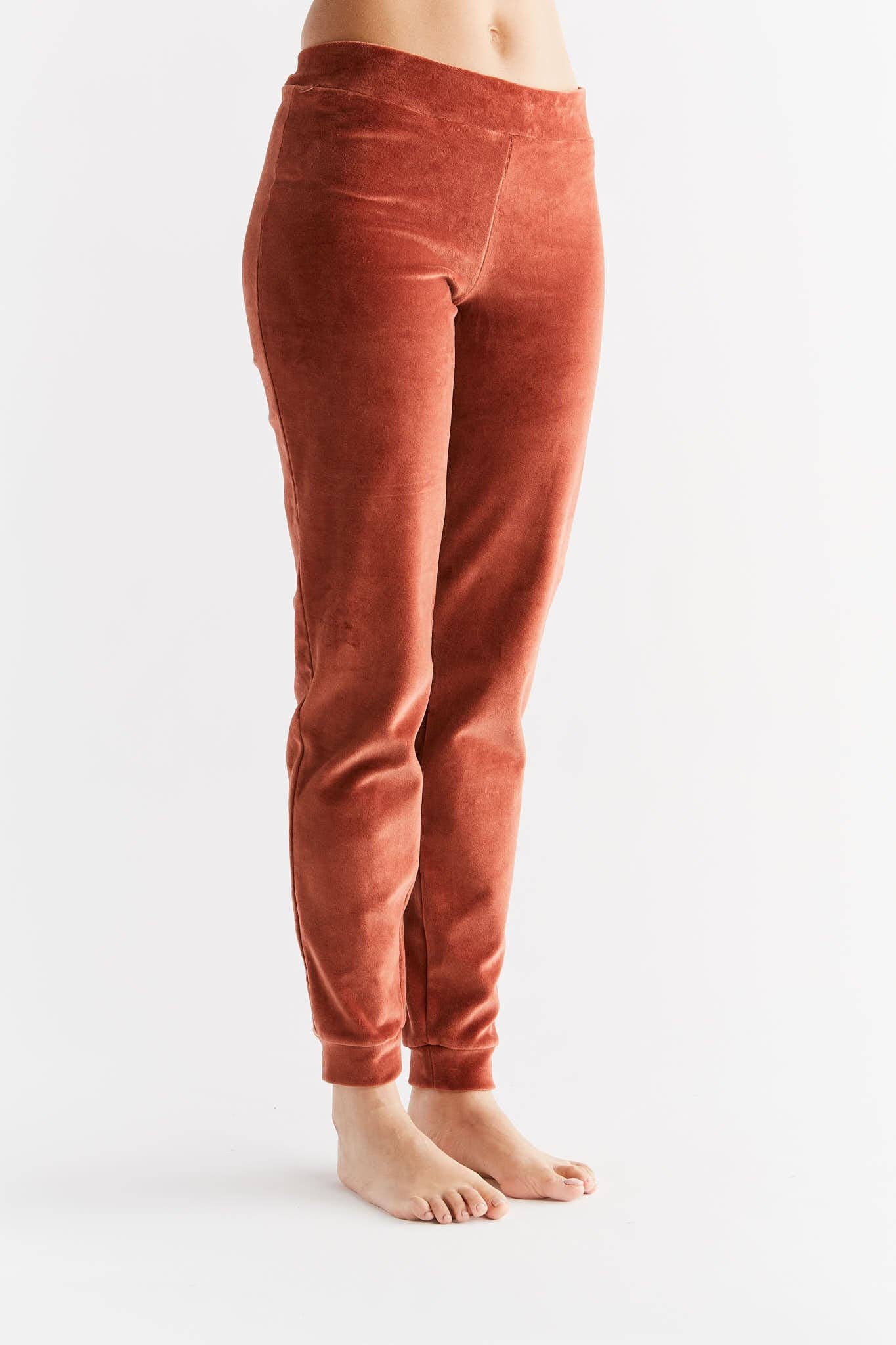Detail view of the mini zip pocket on luxurious organic cotton sweatpants, emphasising functionality and chic design.