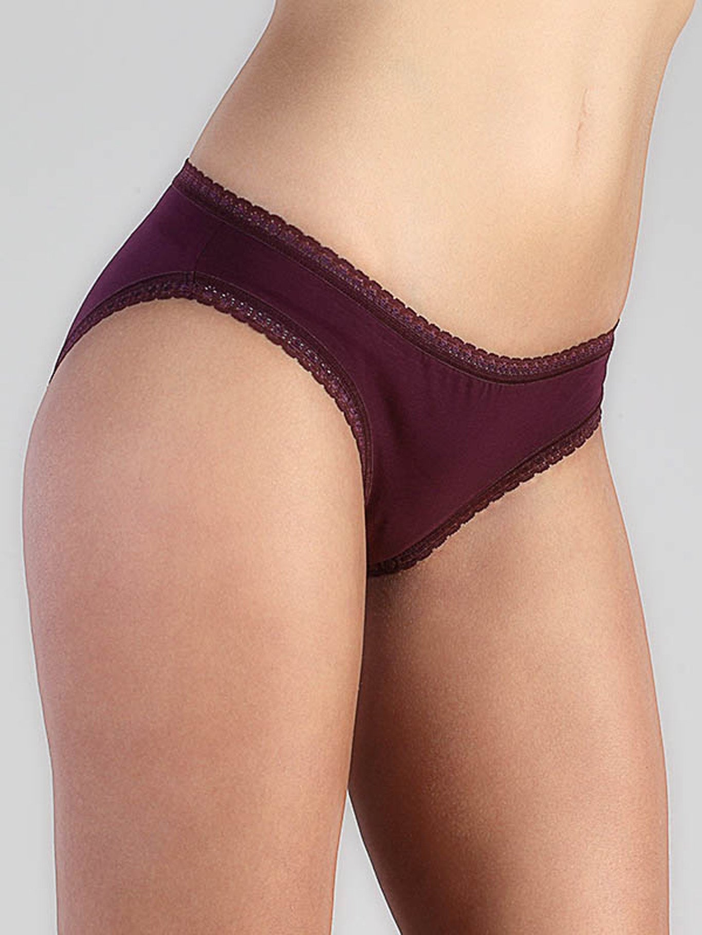 Chic and sustainable women's briefs made from organic cotton with exquisite lace detailing for a luxurious feel.