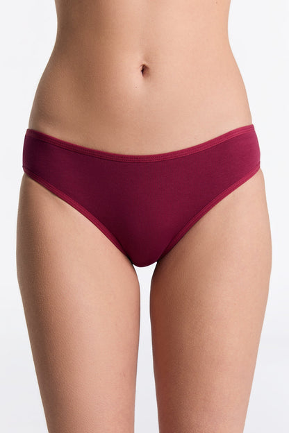 Diverse range of sizes for women’s luxury organic cotton briefs, piecing together comfort and elegance for the modern woman.