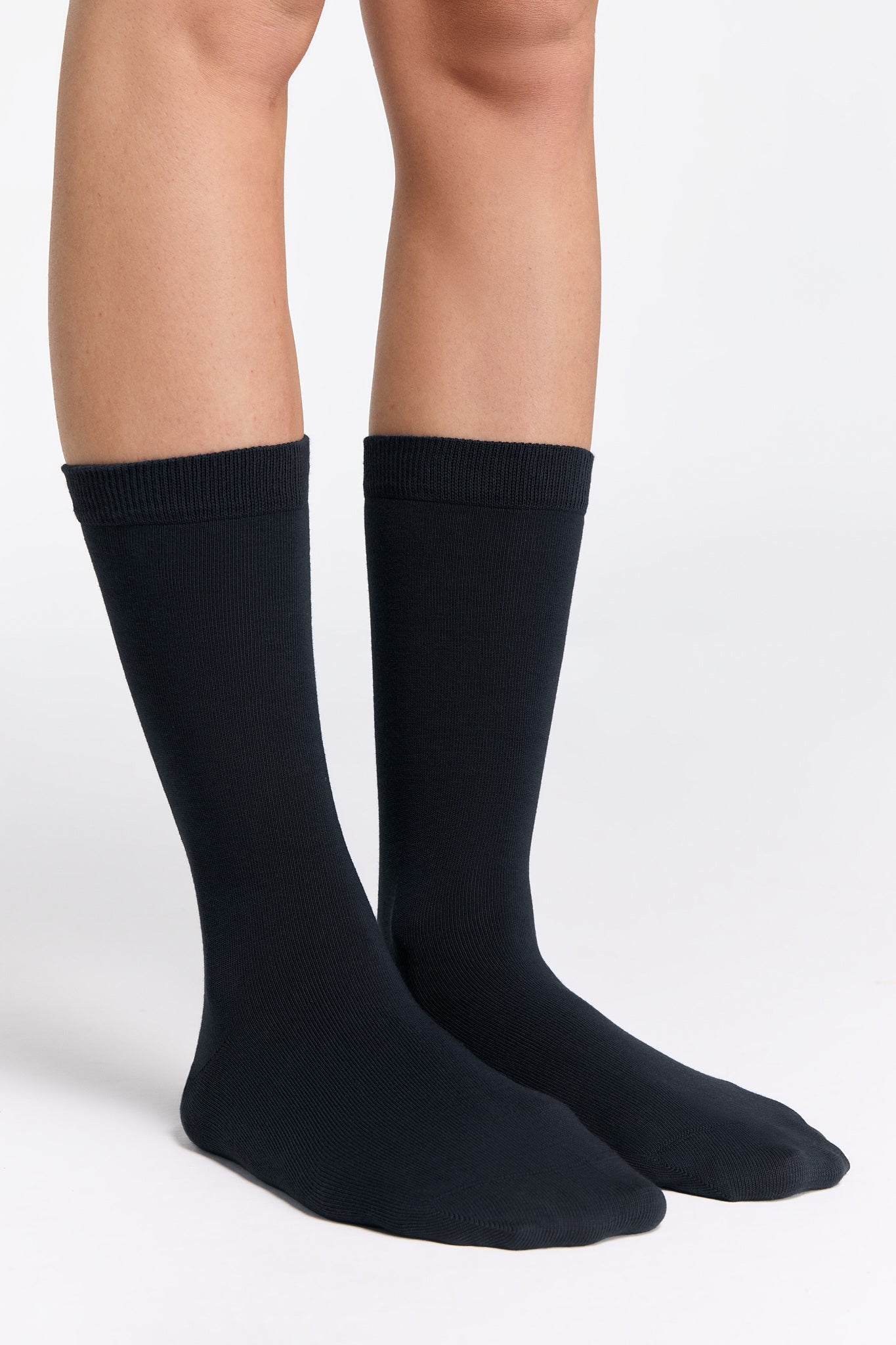 Luxury organic cotton socks in elegant 6 pack, showcasing soft jersey fabric and comfortable cuff design.