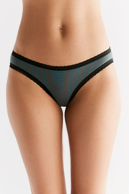 Elegant women's underwear made from 95% organic cotton with a comfortable lace-covered waistband.