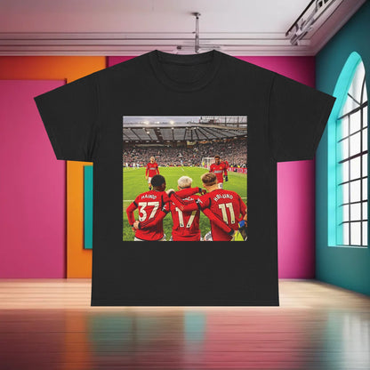 Manchester United Mainoo Garnacho Hojlund T-Shirt in classic black cotton, displaying dynamic team spirit with iconic players, ideal for stylish fans.