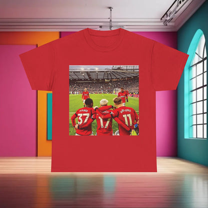 Manchester United Mainoo Garnacho Hojlund T-Shirt showcasing a vibrant red cotton fabric featuring iconic players in action, perfect for streetwear enthusiasts.