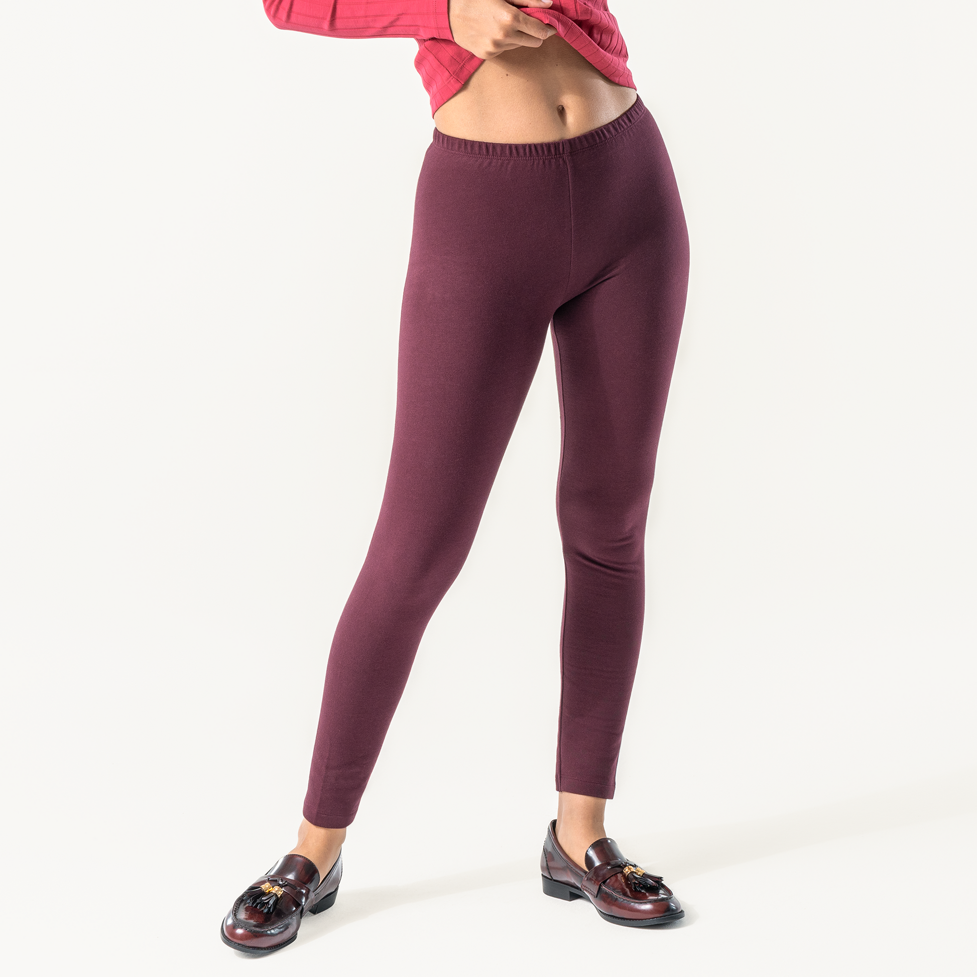 Luxurious organic cotton stretch fleece leggings for women, showcasing a high-rise design for a flattering fit.