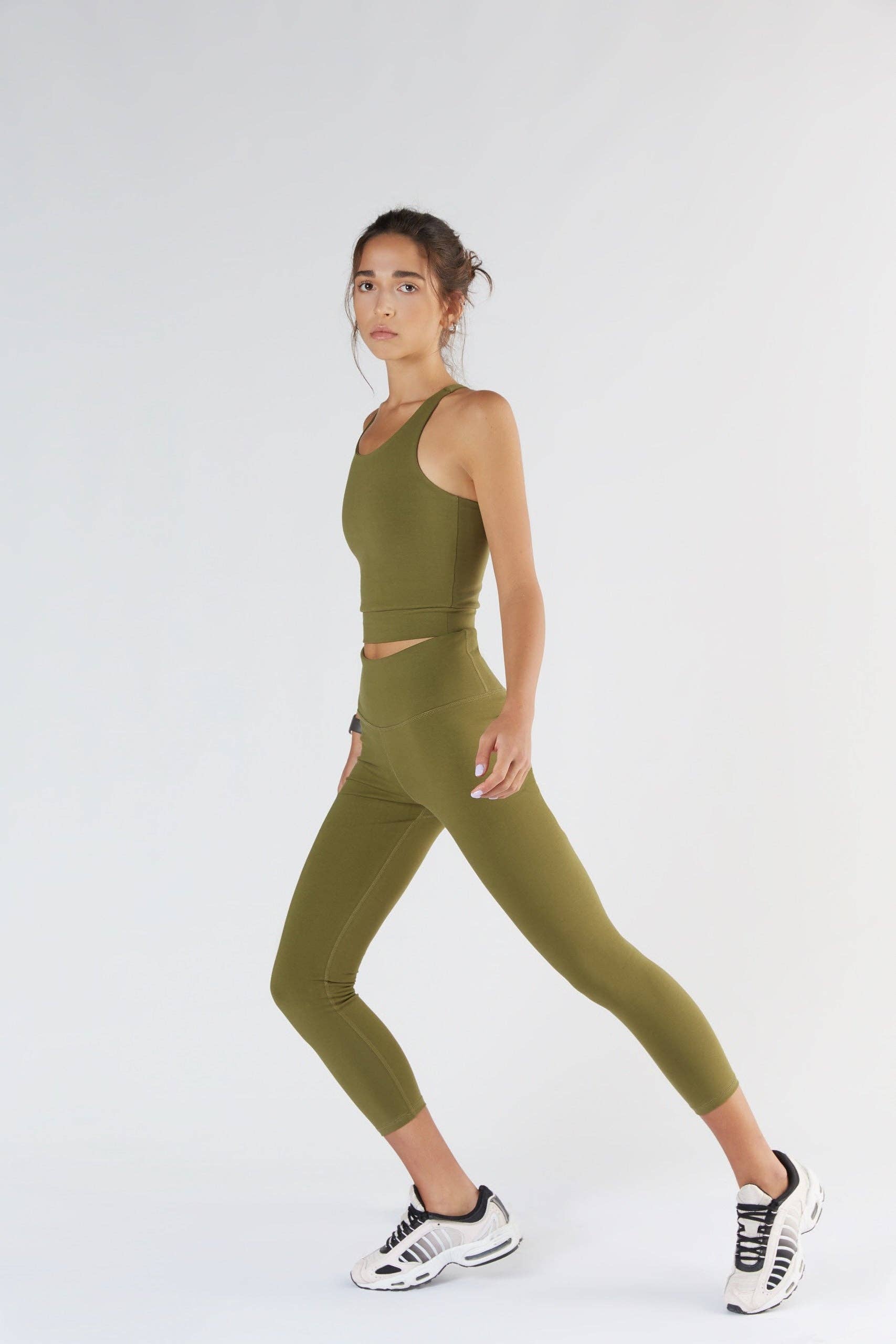 Luxury organic stretch leggings for women featuring a high-rise waistband, ideal for superior comfort and style.