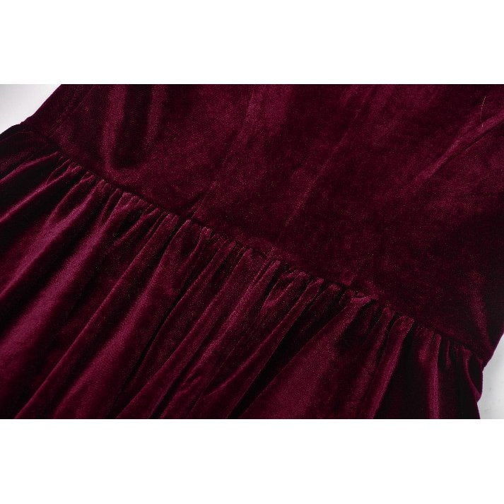Puffed short sleeves with ruffle cuffs on the Ophelia Burgundy Velvet Goth Dress, exuding vintage charm and elegance.