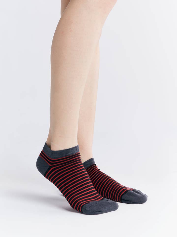 Elegant 6-pack of organic cotton trainer socks featuring breathable fabric and a refined design, perfect for luxury comfort.