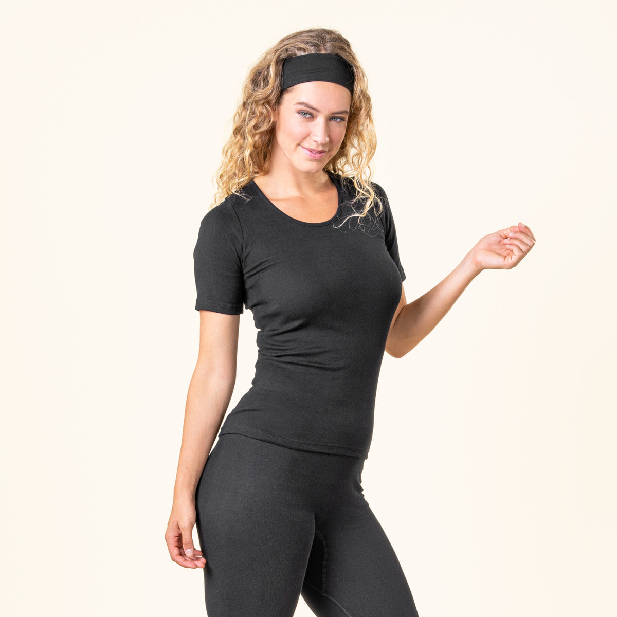 Elegant women's base layer t-shirt in organic cotton, designed for a comfortable fit, ideal for layering.