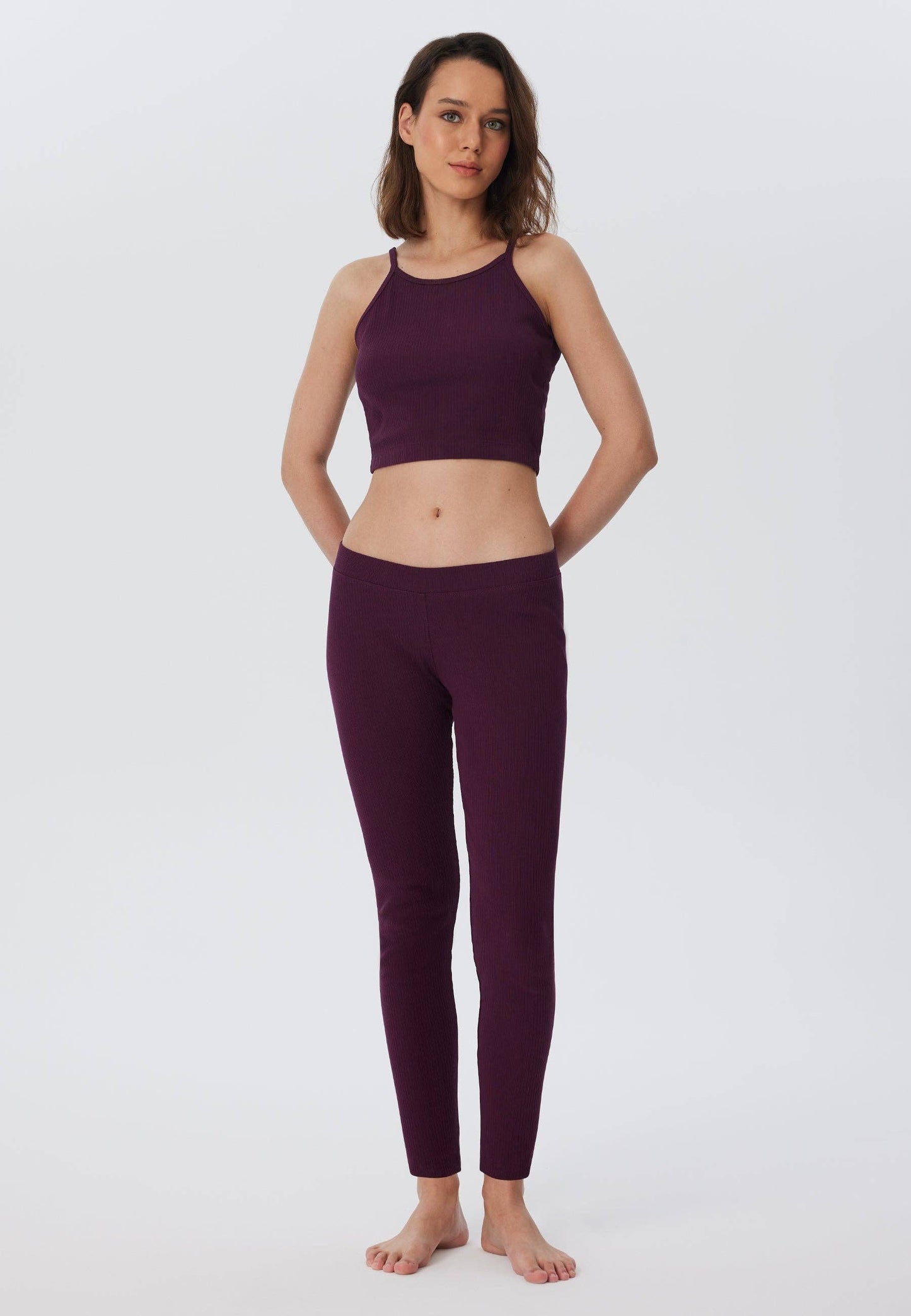 Luxurious ribbed jersey leggings for women made from 100% organic cotton, perfect for a fashionable and sustainable wardrobe.