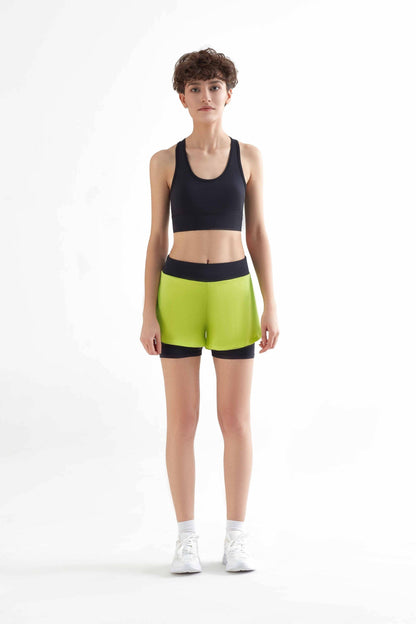 Chic eco-friendly women's cycling shorts in a sophisticated design, showcasing a blend of recycled polyester and elastane for enhanced comfort and mobility.