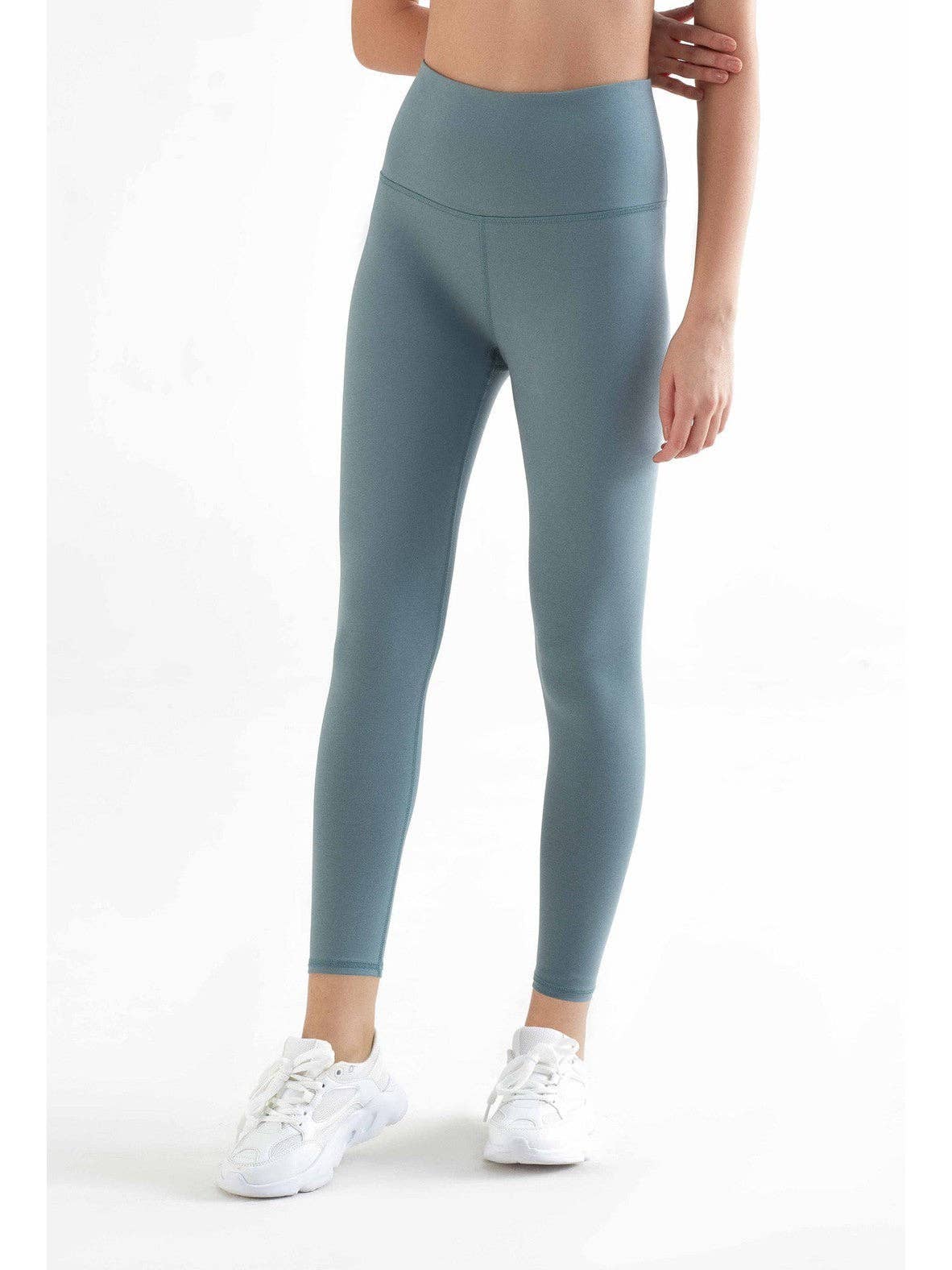 Luxury organic stretch leggings for women featuring a high-rise waistband, elegantly designed to provide a smooth fit at the waist.