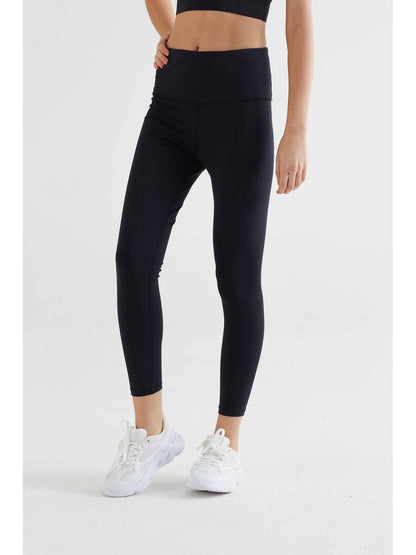 Elegant 7/8 length leggings in soft stretch fabric, designed to enhance your silhouette.