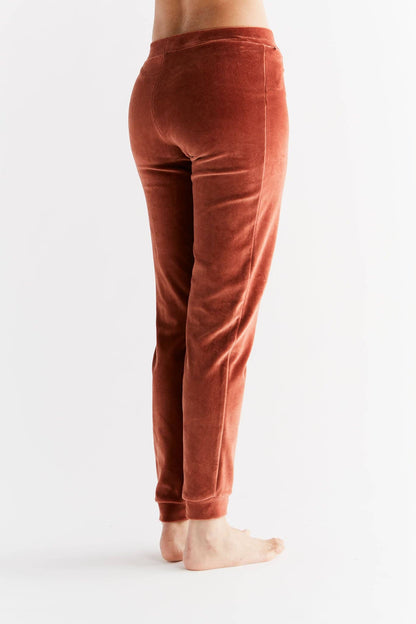 Model wearing refined organic cotton cuffed sweatpants, highlighting the sporty yet elegant fit with a tapered leg.