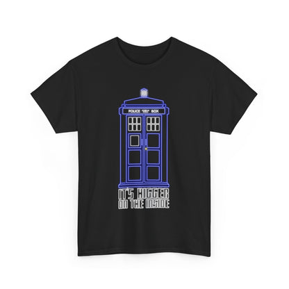 Stylish black T-shirt adorned with a playful graphic of the TARDIS from Doctor Who, enhanced with luminous blue details and the phrase 'It's bigger on the inside'. A must-have for discerning fans.