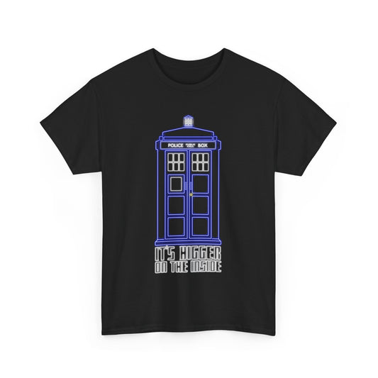 Stylish black T-shirt adorned with a playful graphic of the TARDIS from Doctor Who, enhanced with luminous blue details and the phrase 'It's bigger on the inside'. A must-have for discerning fans.