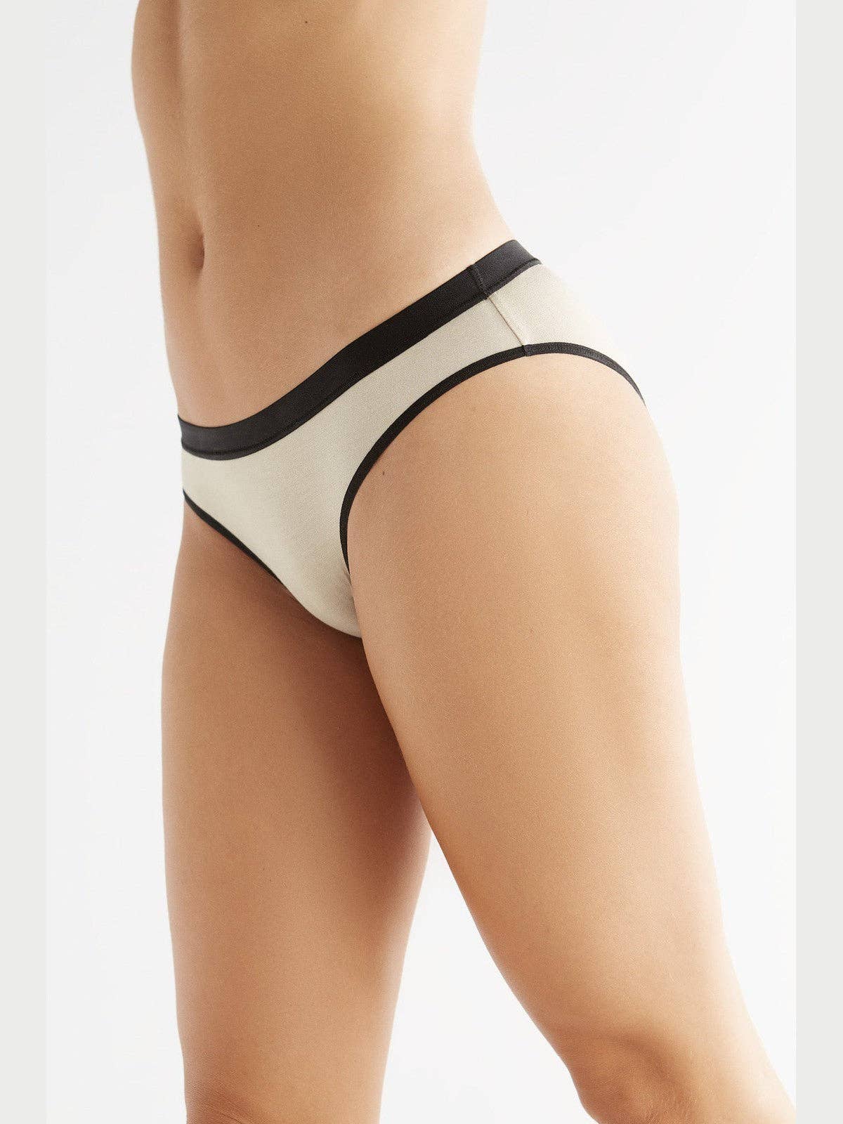 Women wearing luxurious Tencel briefs during sports, highlighting their moisture-regulating properties and comfort.