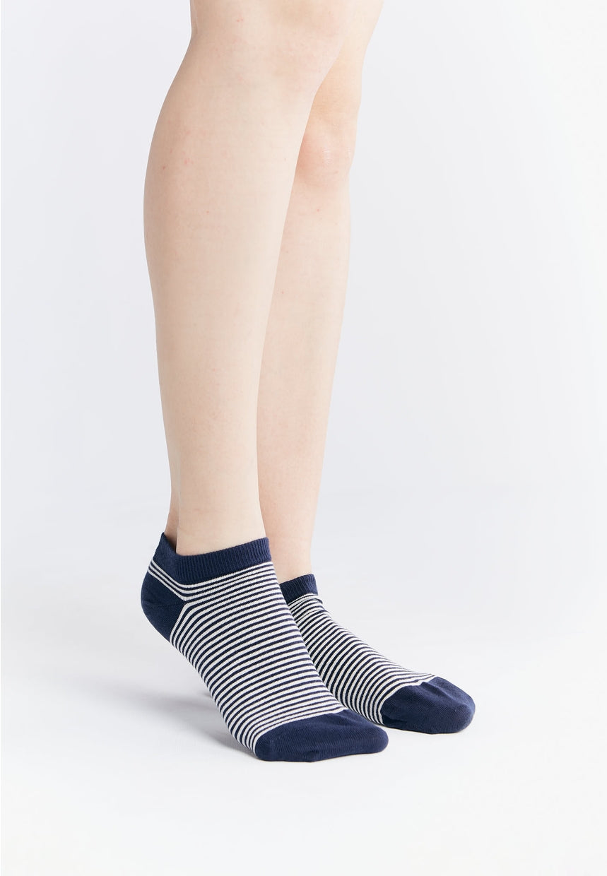 Stylish organic cotton trainer socks highlighting their fine elastane cuffs, perfect for comfort and a secure fit.