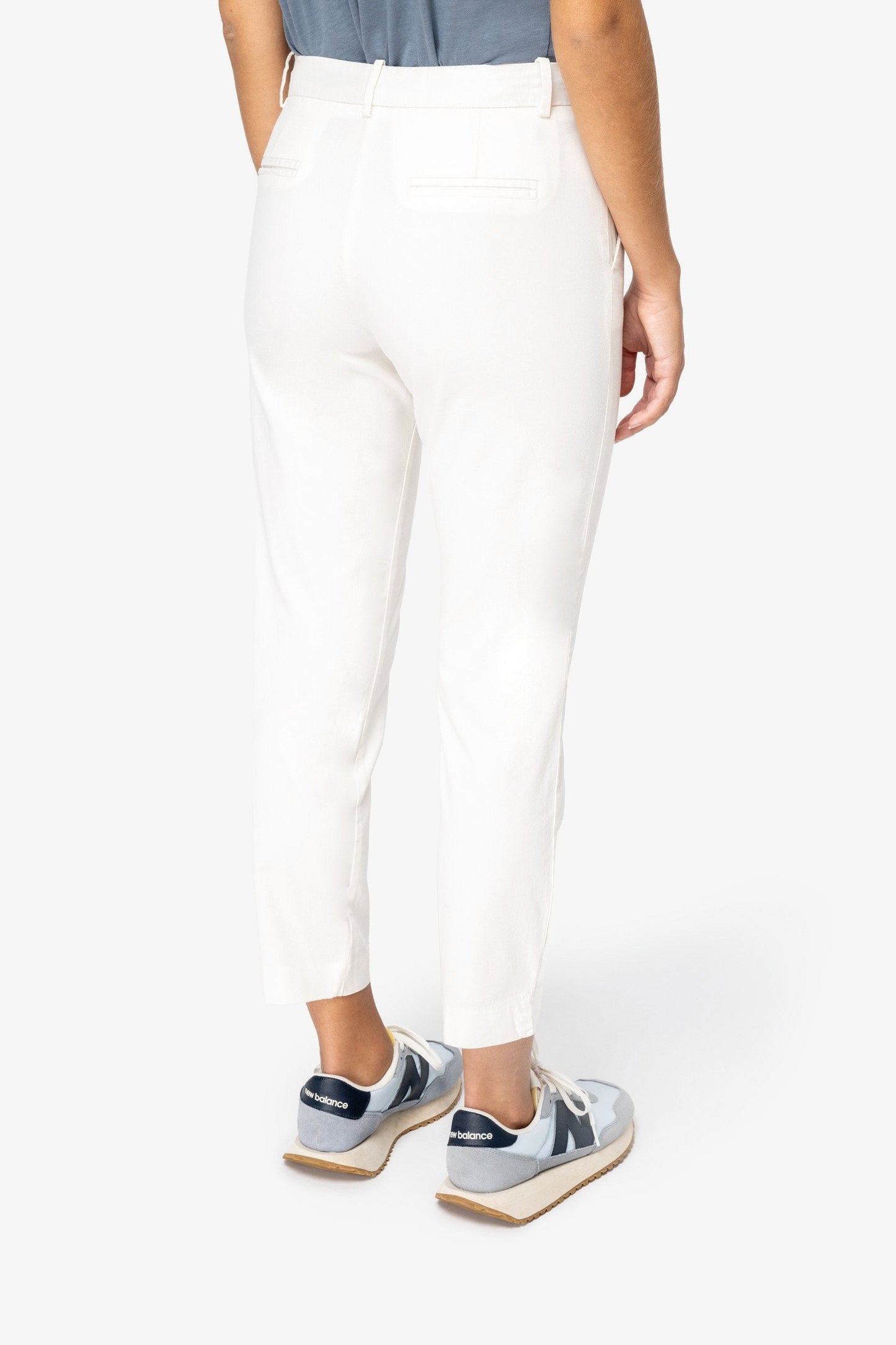 Model wearing luxurious organic cotton ladies 7/8 chino trousers in a stylish setting, highlighting comfort and elegance.