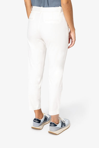 Model wearing luxurious organic cotton ladies 7/8 chino trousers in a stylish setting, highlighting comfort and elegance.