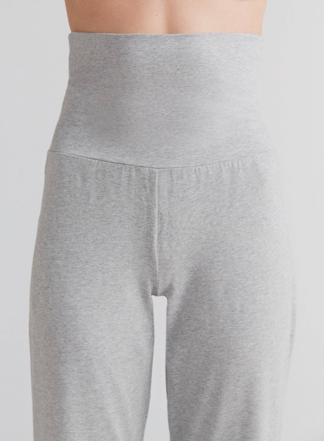 Versatile organic cotton leggings in a chic setting, ideal for both casual and upscale outings.