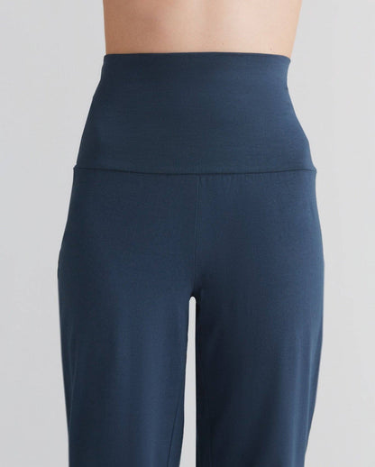 Models showcasing versatile one-size luxury organic cotton leggings, perfect for various casual styles and occasions.