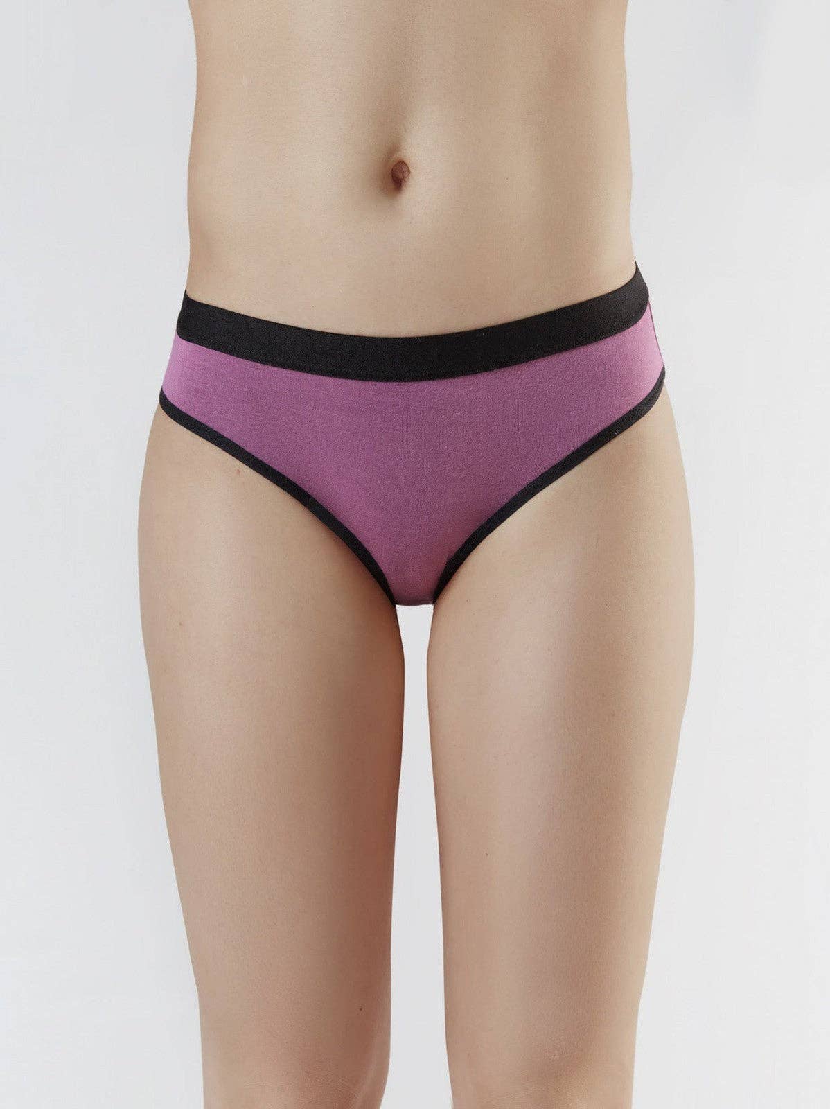 Luxurious women’s Tencel briefs made from soft micromodal with an elegant black elastic waistband, ideal for sport and leisure.