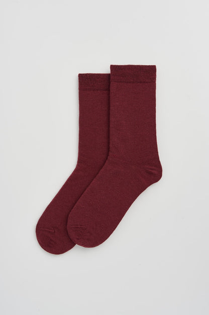Odour-resistant and temperature-regulating calf-length socks made from premium Merino wool, crafted in Portugal.