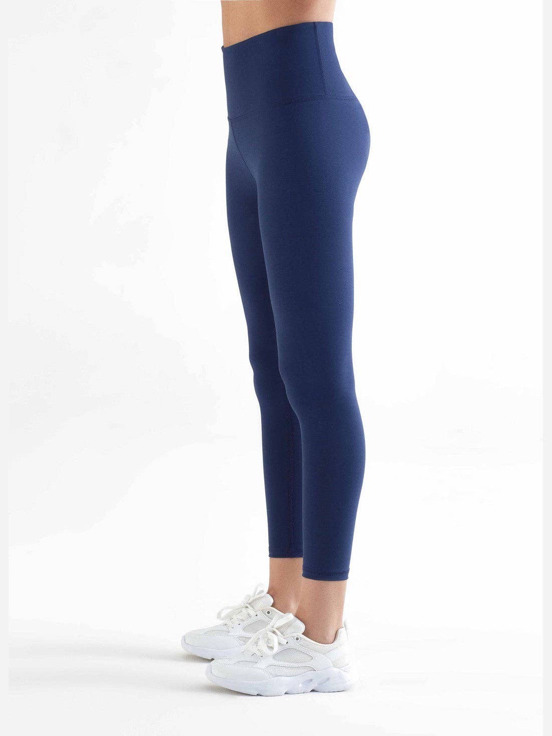 Luxury organic 7/8 stretch leggings for women with a high-rise waistband, elegantly designed to offer a comfortable and smooth fit at the waist.