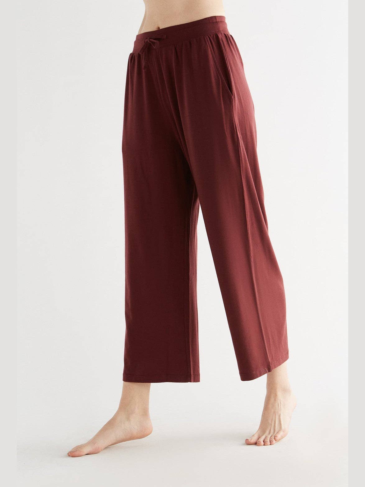 Fashion-forward women’s trousers in 95% Tencel and 5% elastane, offering moisture regulation and comfort.