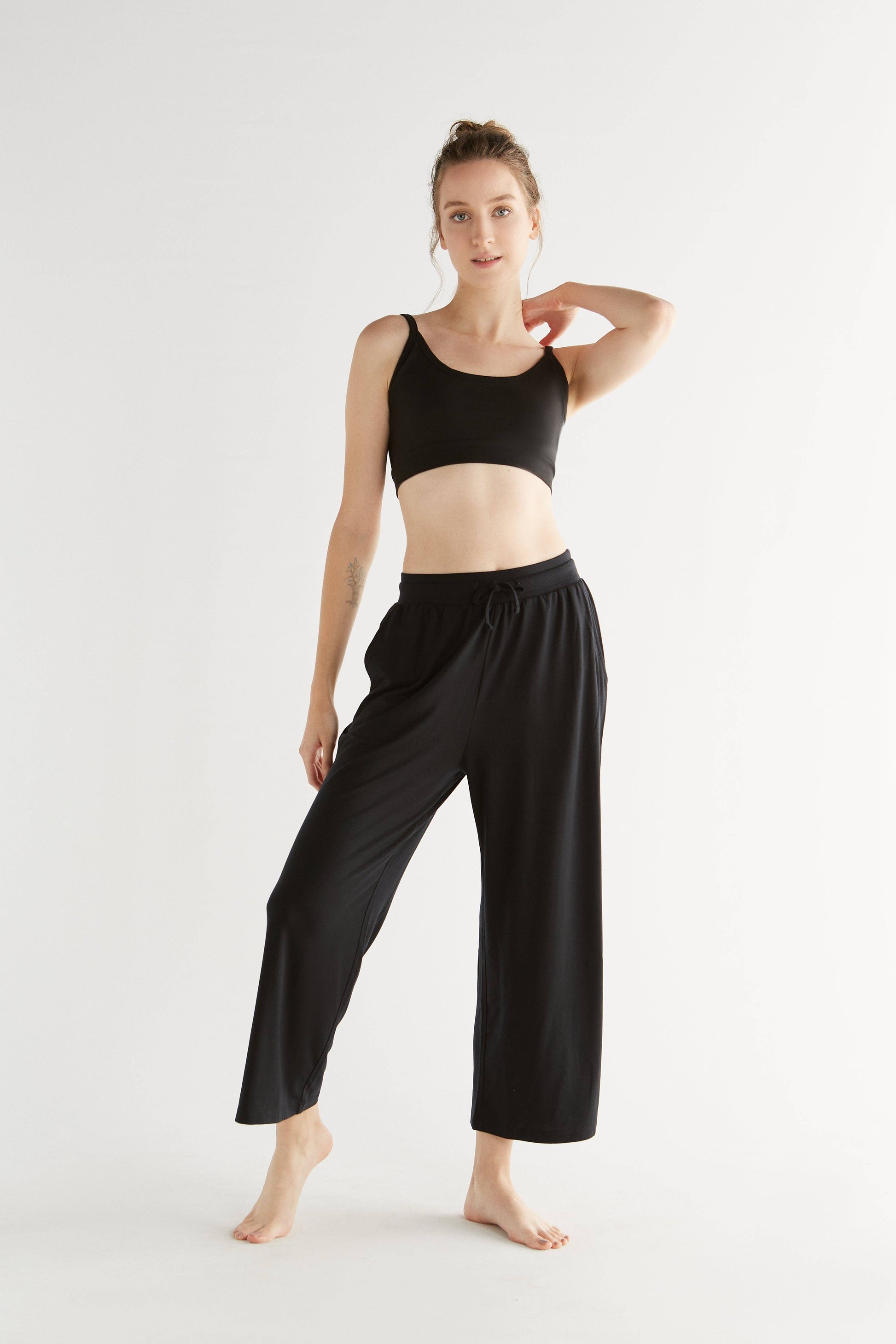 Stylish model wearing luxurious wide leg trousers in Tencel fabric, demonstrating modern comfort and effortless elegance.