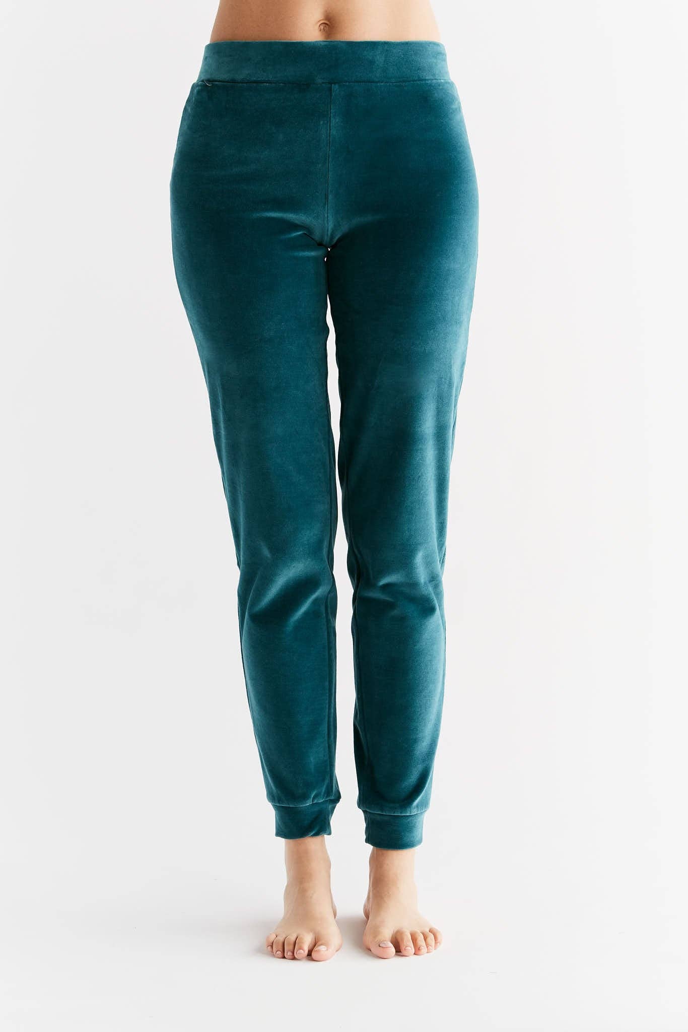 Sophisticated view of the tapered design of women's fleece sweatpants, highlighting comfort and elegance from Earth Wardrobe.