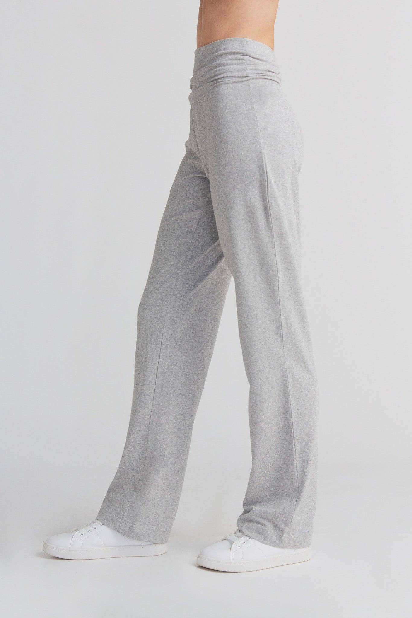 Stylish model wearing luxury organic cotton leggings, perfect for a relaxed yet sophisticated look.
