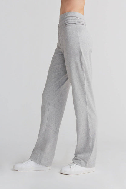 Stylish model wearing luxury organic cotton leggings, perfect for a relaxed yet sophisticated look.