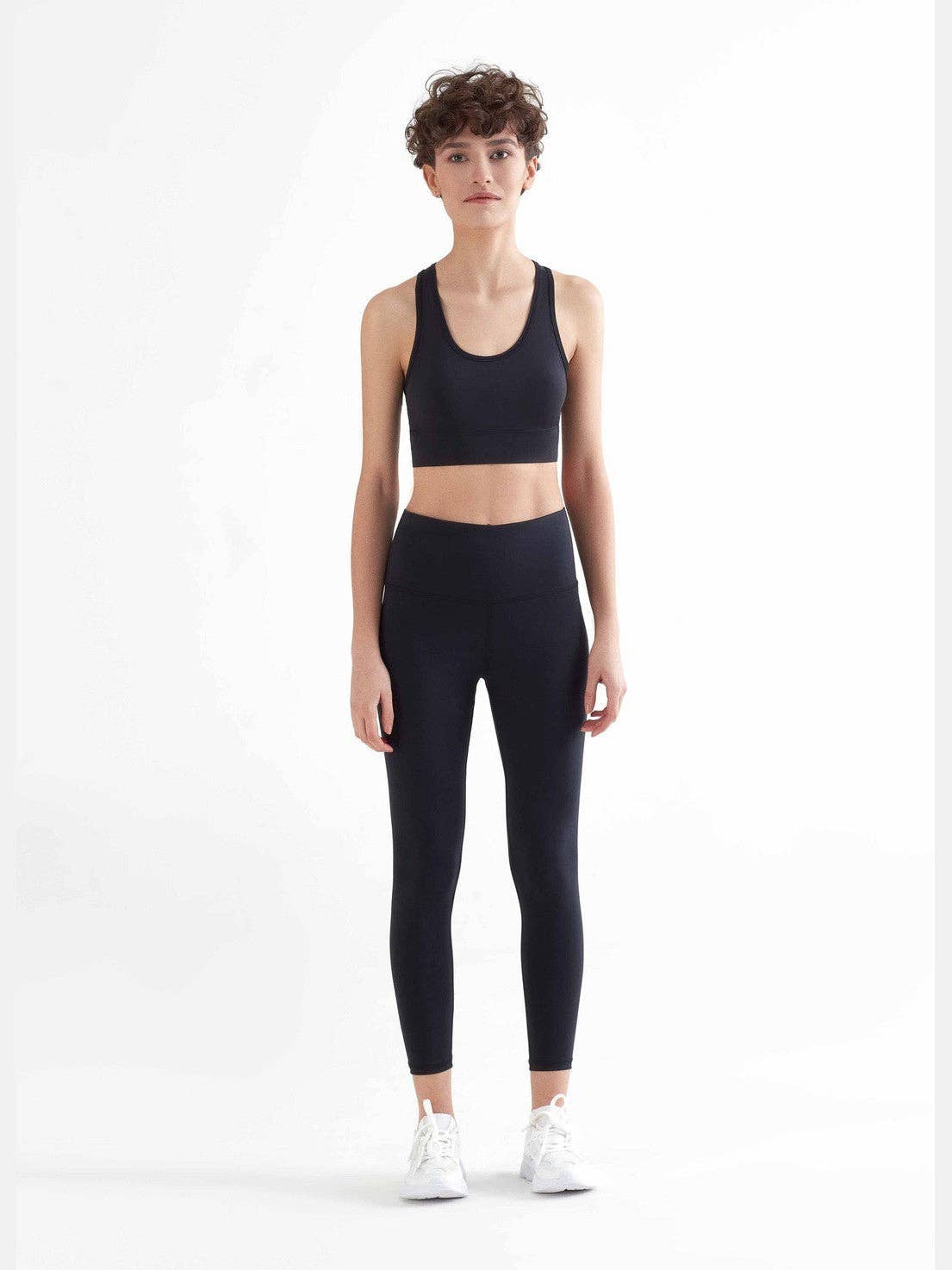 Stylish women's luxury leggings made from 72% organic cotton and 28% recycled elastane, showcasing modern 7/8 ankle length.