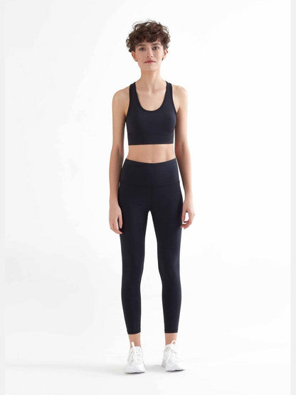 Stylish women's luxury leggings made from 72% organic cotton and 28% recycled elastane, showcasing modern 7/8 ankle length.